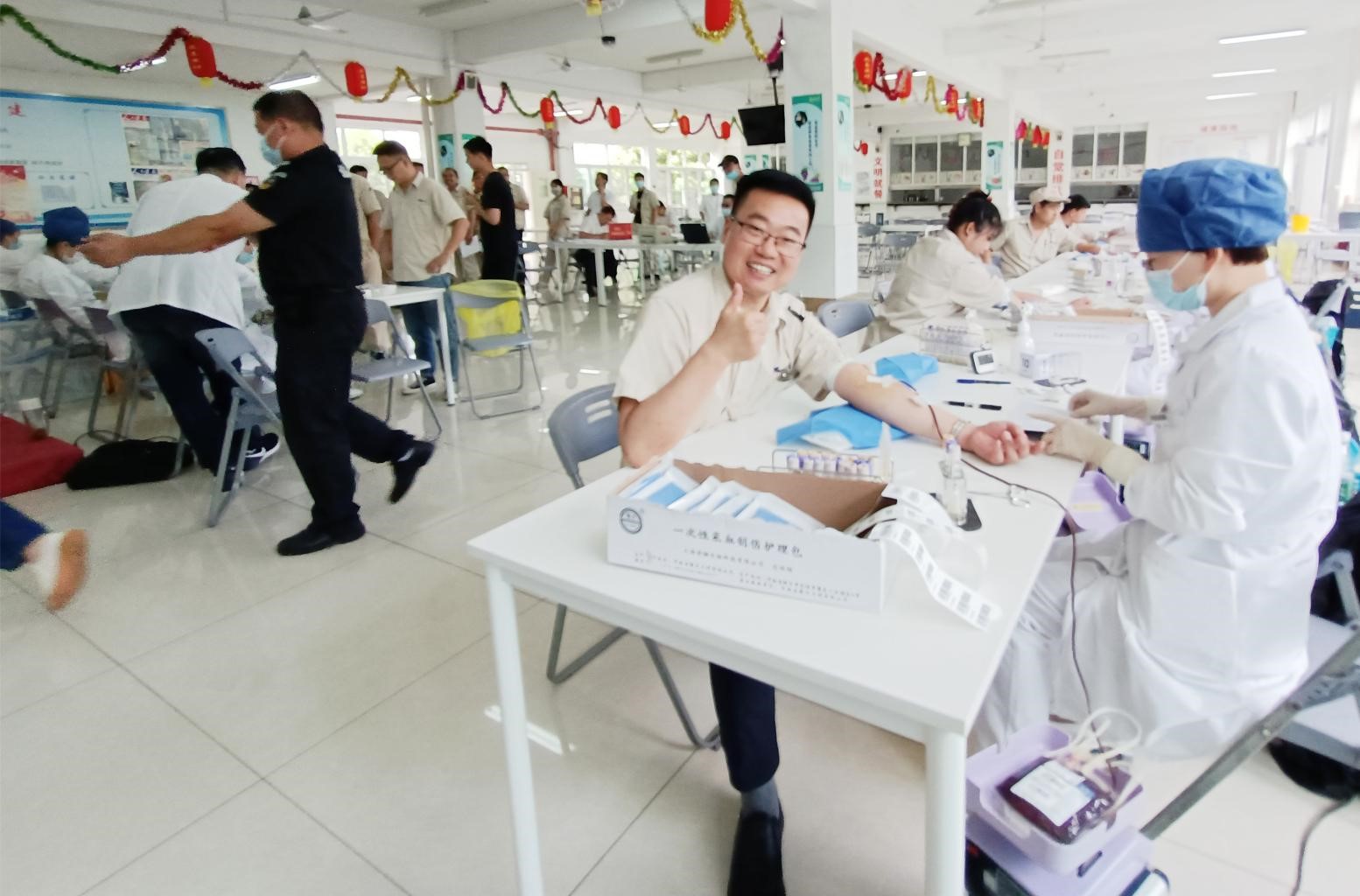 采血車開進(jìn)南亞新材 讓愛(ài)心奉獻(xiàn)蔚然成風(fēng)(圖2) 采血車開進(jìn)南亞新材 讓愛(ài)心奉獻(xiàn)蔚然成風(fēng)(圖2)